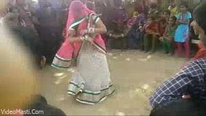 Bhabhiji Dancing On Bhojpuri Song In Gaon(videomasti.com)
